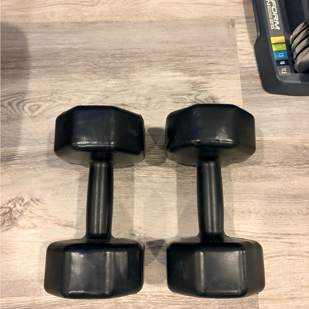 Pair 2 x 8 lb dumbbells for weight training exercise Black rubber free no odor